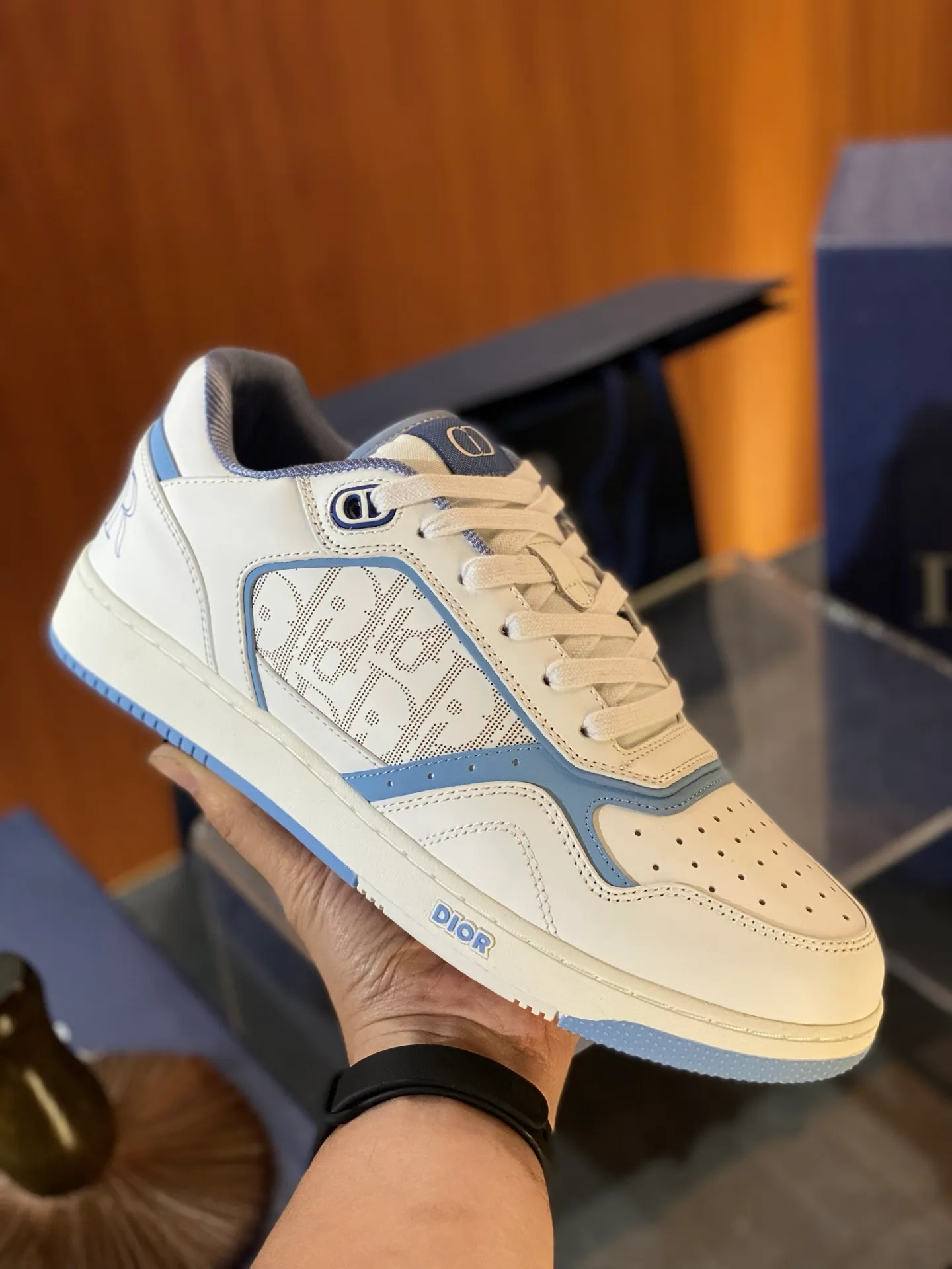 💰780 Dior | New B27 styles for men and women ♞size; women 35~40 men 38~47 DIOR AND HYLTON NEL B27 Uptown The best and most eye-catching Dior is B27, the combination is invincible. Versatile for daily use, no choice of combinations. B27 feels comfortable on the feet ~ If you like this kind of elegant and simple color matching, you must buy it